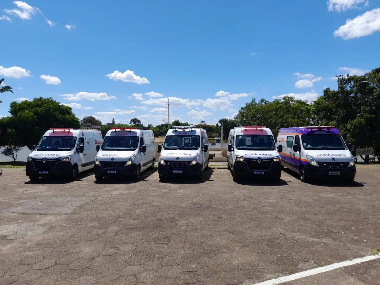 Ambulâncias da Costa estacionadas em frente à base, em Taquari.