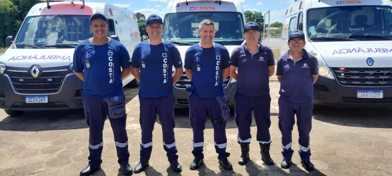 Equipe da Costa Ambulâncias em frente às ambulâncias.
